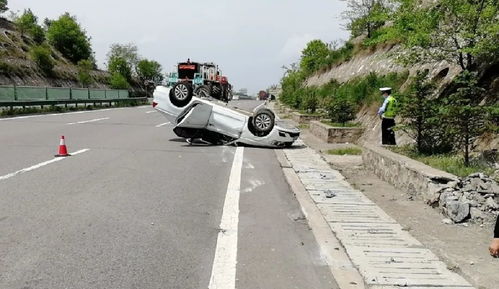 驚魂一刻 駕駛員上下眼皮“親密接觸”，小轎車福銀高速“四腳朝天”